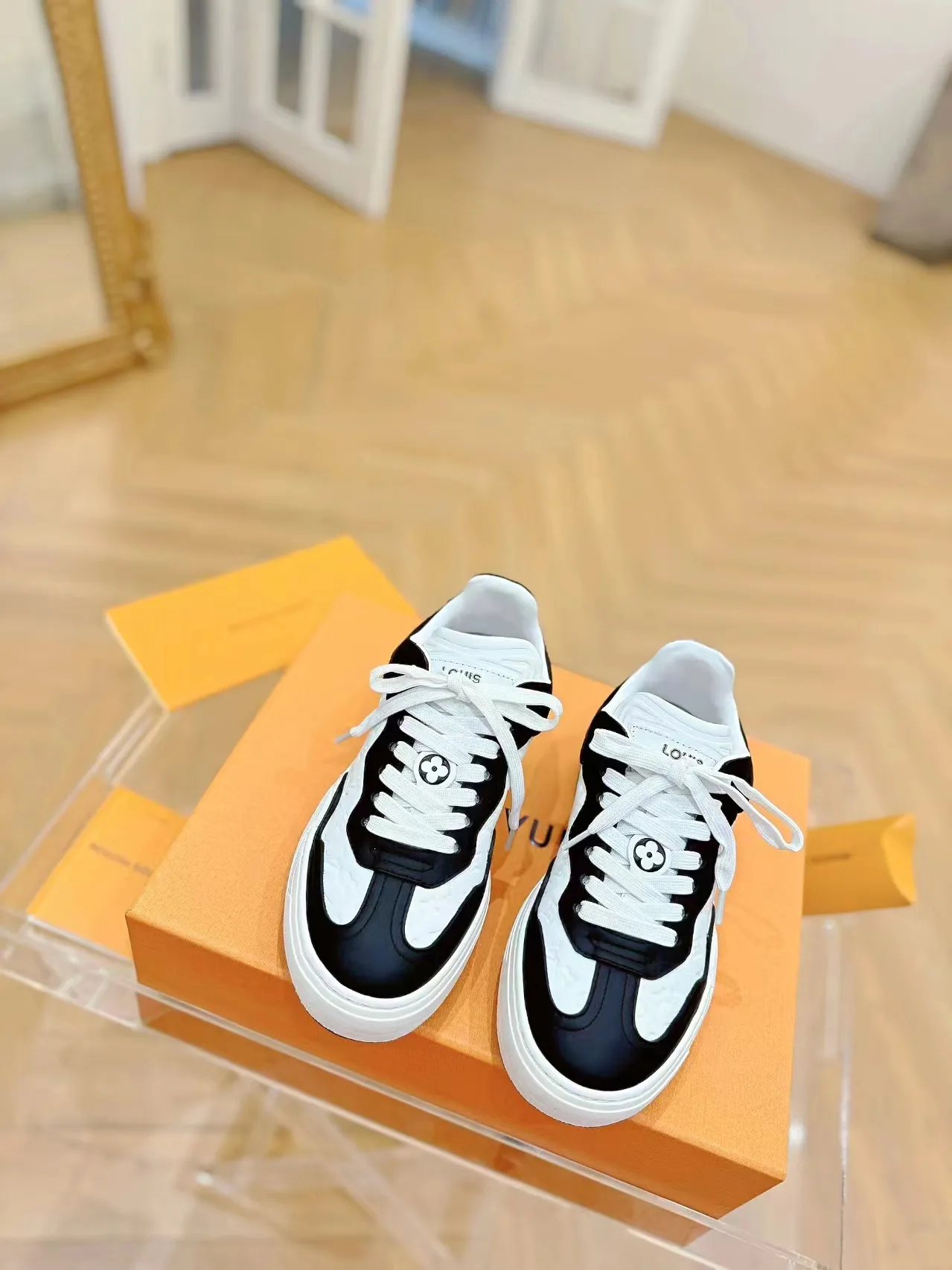👟👟Ex-factory price 620👟👟Men's size +10 Same style for men and women🔥🔥𝐋𝐕 𝐃𝐢𝐬𝐜𝐨𝐯𝐞𝐫𝐲 2024 new sports shoes thick sole casual ❗️❗️ original purchase development and production LV Discovery lace-up shoes were unveiled at Louis Vuitton's fourth show. They are made of technical mesh fabric and metallic synthetic materials to create a streamlined design. Brand elements embellish the upper and lightweight rubber outsole, with technical shoelaces. Fabric: Original imported cowhide + technology mesh Inner lining: Original customized breathable mesh Sole: Original molded ultra-light rubber foam material Bottom thickness: 5.5CM Size: Women's 35-41 (41 customized), Men's 39-46, (45-46 customized)